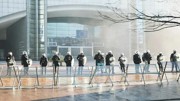 Cảnh sát đứng gác trước văn phòng EP tại Brussels. Ảnh: GETTY IMAGES