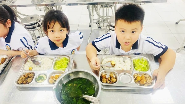 Bữa ăn bán trú của học sinh Trường tiểu học Vân Đình, xã Vân Đình, TP Hà Nội.