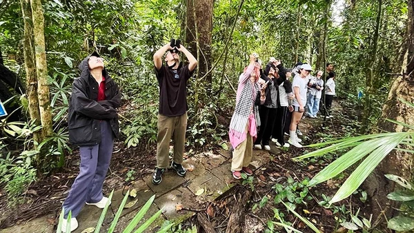 Đại biểu sinh viên đi thực tế tại Vườn Quốc gia Cát Tiên. Ảnh: Ban tổ chức cung cấp