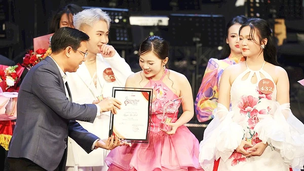 Nguyễn Gia Linh nhận giải thưởng từ ban tổ chức.