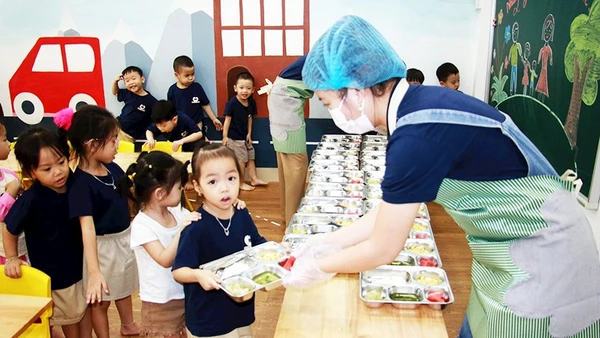 Hoạt động bán trú của học sinh tiểu học tại phường Nam Định.