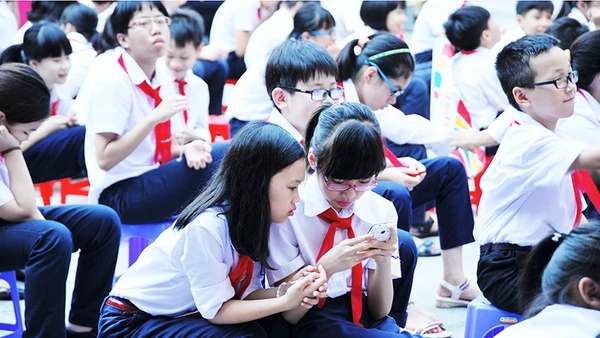 Gánh nặng tài chính khi nuôi dạy con khiến nhiều gia đình quyết định không sinh con thứ hai. Ảnh: NAM HẢI