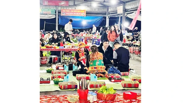 Rộn ràng chợ đêm phố núi