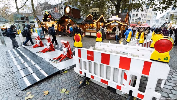 Xư Một rào chắn an ninh bên ngoài chợ Giáng sinh tại Đức. Ảnh: AFP