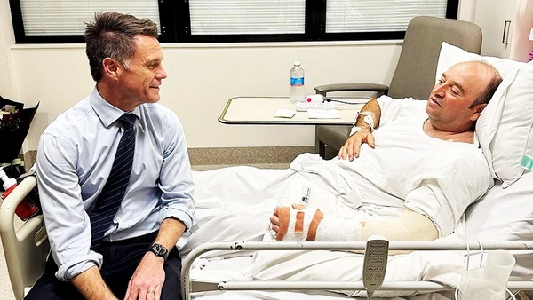 Đại diện chính quyền bang New South Wales thăm hỏi ông Ahmed. Ảnh: ABC NEWS