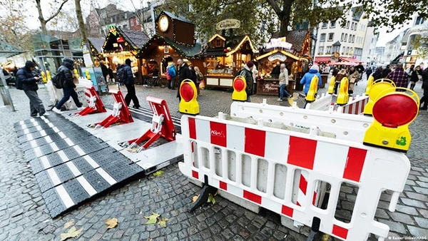 Xư Một rào chắn an ninh bên ngoài chợ Giáng sinh tại Đức. Ảnh: AFP