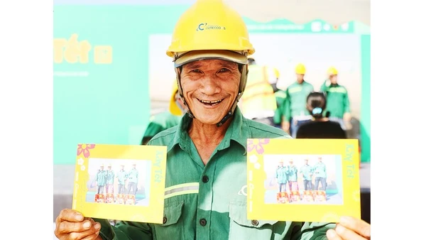 Công nhân của Coteccons vui vẻ với những tấm ảnh lưu niệm với đồng nghiệp được chụp trong chương trình Xây Tết. Ảnh: CTD