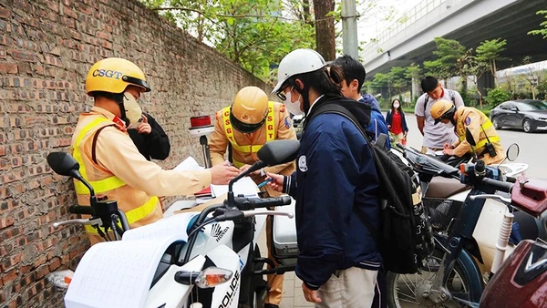 Ngoài việc lập biên bản xử phạt hành chính, CSGT còn gửi thông báo đến Sở Giáo dục và Đào tạo đối với học sinh vi phạm giao thông.