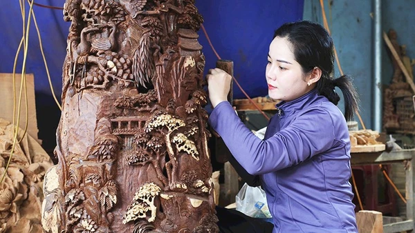 Chị Lê Thị Hà tạo phôi trên thân gỗ trắc đen.