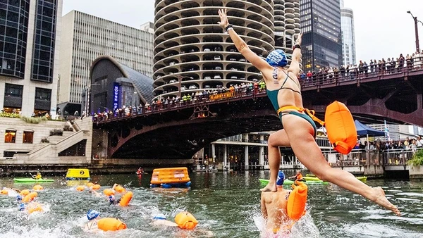Giải bơi lội lần đầu được tổ chức trên sông Chicago sau gần 100 năm. Ảnh: CHICAGO TRIBUNE