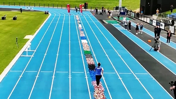 Kỷ lục chạy chân trần trên lego