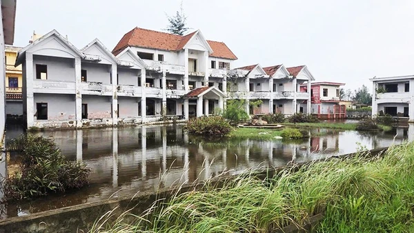 Hầu hết các khách sạn, nhà hàng ở khu du lịch Quất Lâm đều đã ngưng hoạt động, nhiều khách sạn bị bỏ hoang.