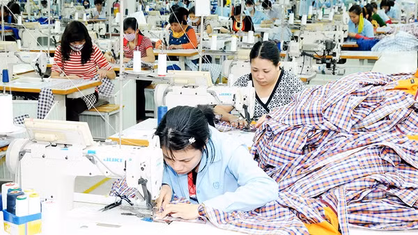 Dây chuyền may xuất khẩu của Công ty cổ phần May Đức Giang. Ảnh: NAM ANH