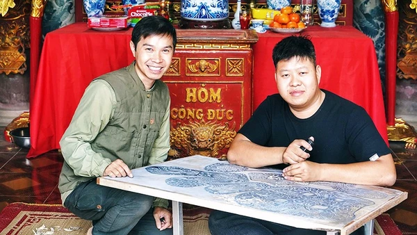 Anh Ngô Quý Đức (bên trái) kiểm tra quy trình tạo tác liễn làng Chuồn.