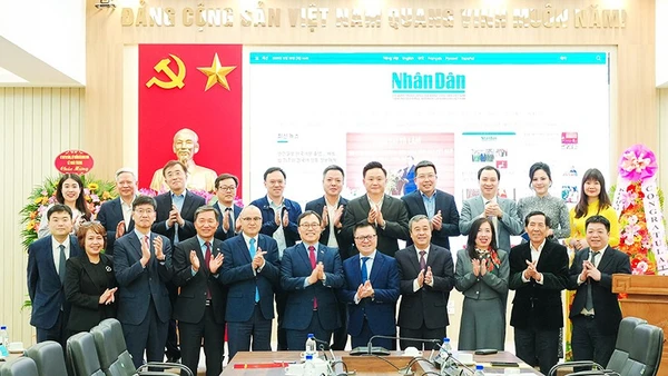 Các đại biểu chụp ảnh lưu niệm. Ảnh: NDĐT