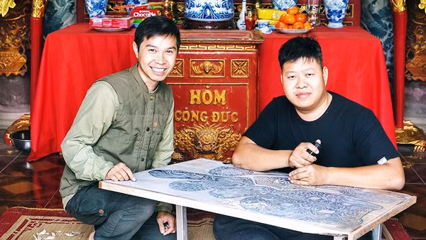 Anh Ngô Quý Đức (bên trái) kiểm tra quy trình tạo tác liễn làng Chuồn.