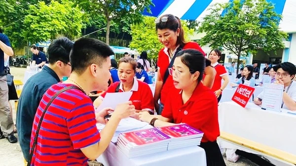 Tìm kiếm việc làm qua các phiên giao dịch. 