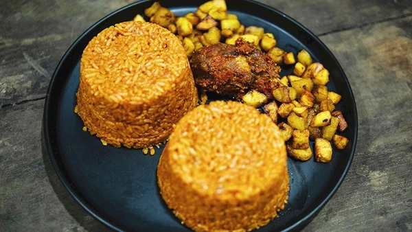 Cơm Jollof là món ăn truyền thống của Nigeria. Ảnh: PELUMI SALAKO