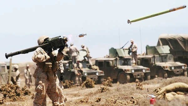 Binh sĩ NATO tập luyện với tên lửa Stinger. Ảnh: AP