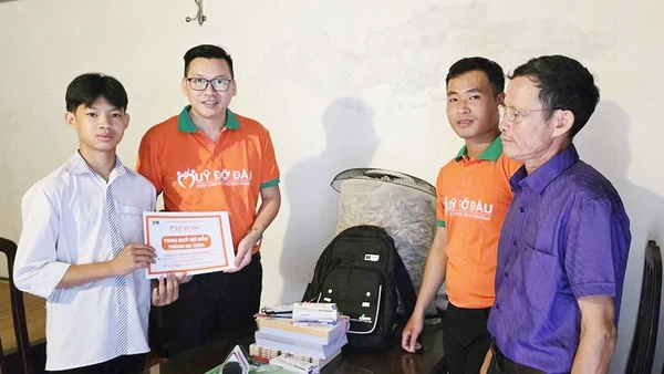 Quỹ đỡ đầu của VNV trợ cấp nuôi dưỡng hàng tháng cho hàng trăm trẻ em khó khăn trên toàn quốc.