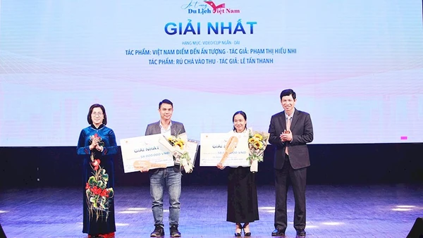 Ban Tổ chức trao Giải nhất cho tác giả Lê Tấn Thanh (thứ 2 từ trái sang) và tác giả khác.