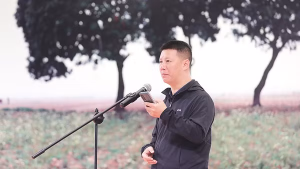 Nhà thơ, nhà báo Trương Xuân Thiên đọc thơ tại lễ trao giải "Thơ ca và nguồn cội".