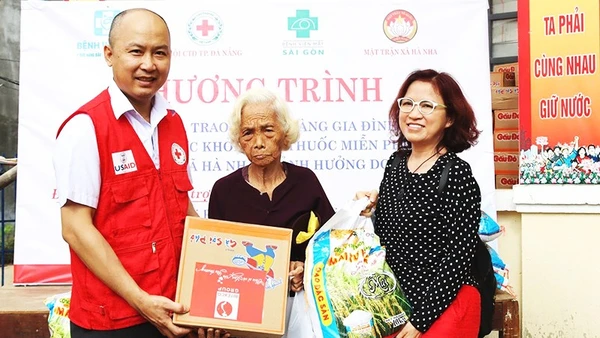 Đại diện Hội Chữ thập đỏ TP Đà Nẵng cấp phát hàng hóa cứu trợ cho người dân gặp thiên tai.