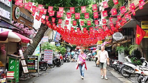 Nhiều tuyến phố Hà Nội rực rỡ sắc cờ.