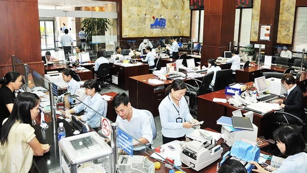 Giao dịch tại MB bank. Ảnh: NAM ANH