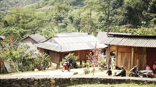 Những bản làng của đồng bào Pa Kô, Vân Kiều dọc đường biên giới.