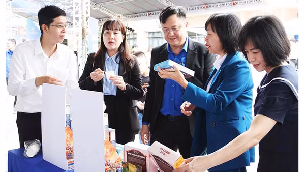 Trương Văn An (bên trái), giới thiệu sản phẩm của CaThiFood đến người tiêu dùng.