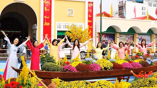 Khu vực trang trí trước chợ Bến Thành thu hút nhiều người đến chụp ảnh trong dịp Tết Bính Ngọ.