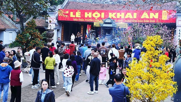 Người dân tấp nập du xuân, dâng lễ tại Đền Trần (phường Nam Định, tỉnh Ninh Bình).