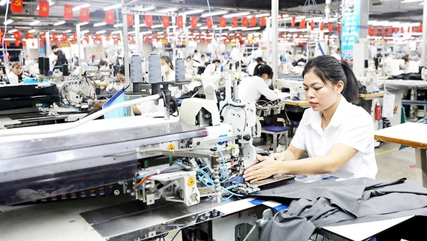 Máy là hơi tự động trị giá hơn 1,3 tỷ đồng - một trong những thiết bị hiện đại nhất của Xí nghiệp Veston Hưng Hà (thuộc Tổng công ty May 10, xã Hưng Hà, Hưng Yên) đang được công nhân vận hành. Ảnh: THẾ DUYỆT