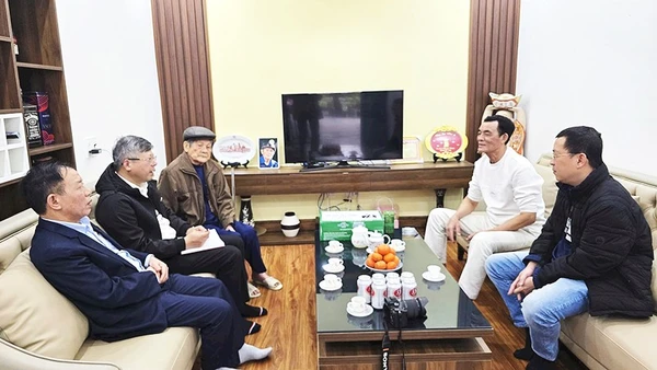 Cụ Ngung (thứ ba từ trái vào) kể chuyện thời làm thợ lò cho nhóm phóng viên rất mạch lạc, hóm hỉnh.