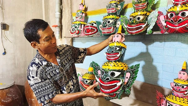 Nghệ nhân Kim Mạnh giới thiệu các sản phẩm của mình.