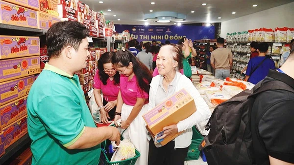 Người dân sắm Tết tại siêu thị mini 0 đồng của Ngày hội “Xuân đoàn kết - Tết nghĩa tình”.