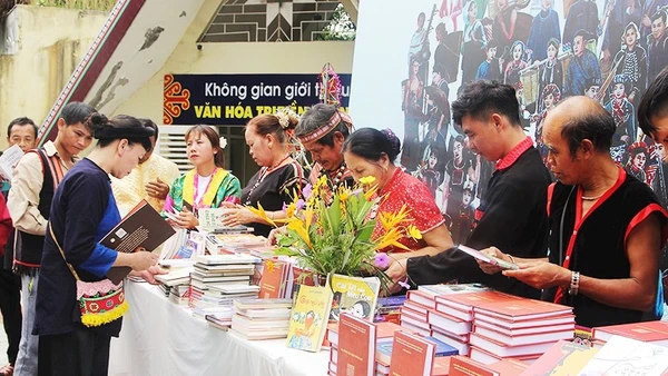 Nâng cao tính phục vụ để đưa sách truyện đến với đồng bào các dân tộc vẫn là một cách làm cần đầu tư nhiều hơn. Ảnh: HOÀNG HOA