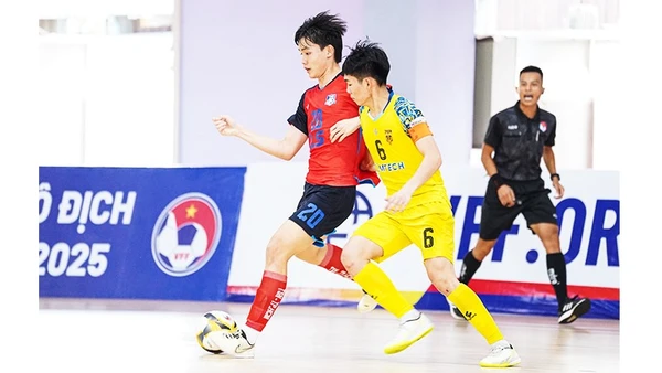 U20 Thái Sơn Nam TP Hồ Chí Minh (áo đỏ) và U20 Sài Gòn Titans trong trận đấu có biểu hiện tiêu cực.