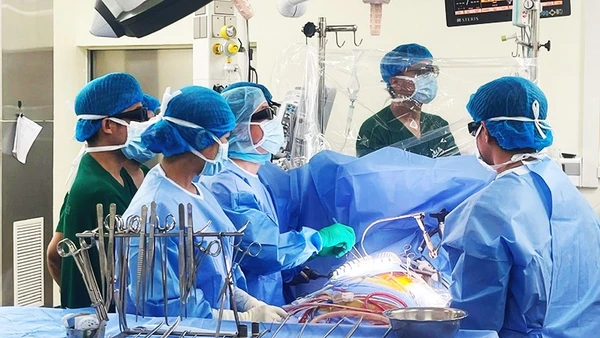 Ngành y tế đã làm chủ được nhiều kỹ thuật chuyên môn hiện đại để nâng cao hiệu quả chăm sóc sức khỏe nhân dân. (Trong ảnh: Ca mổ tim tại Bệnh viện Tim Hà Nội) 