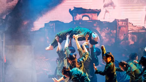 Học sinh dùng vũ đạo kể chuyện chiến tranh