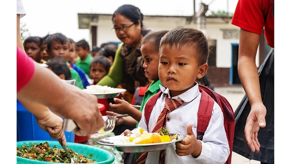Học sinh nhận khẩu phần ăn trưa tại một trường ở đông bắc Ấn Độ. Ảnh: NESFAS