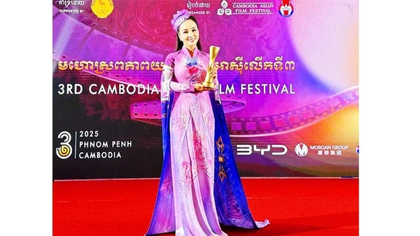 Đạo diễn kiêm nhà sản xuất Mai Thu Huyền nhận giải “Âm nhạc xuất sắc” cho phim “Đóa hoa mong manh”.
