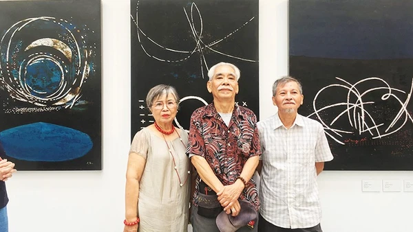 Từ phải qua: họa sĩ Lý Trực Sơn, Ca Lê Thắng và Nguyễn Bích Trâm (vợ họa sĩ Đào Minh Tri, thay mặt cho họa sĩ).