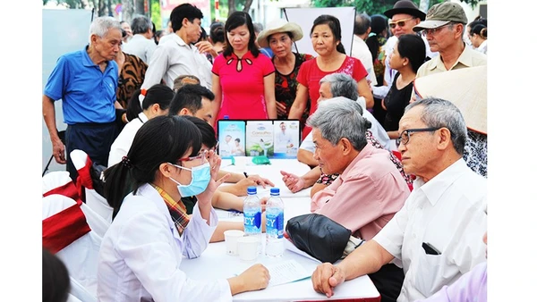 Tư vấn và khám bệnh miễn phí cho người cao tuổi. Ảnh: HẢI NAM