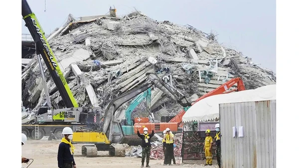 Lực lượng cứu hộ tại hiện trường tòa nhà đổ sập ở Bangkok hôm 31/3. Ảnh: AP