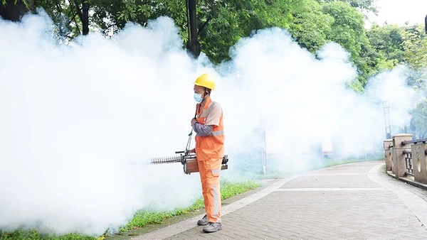Phun thuốc ngăn chặn sự lây lan dịch chikungunya tại tỉnh Quảng Đông. Ảnh: GETTY IMAGES