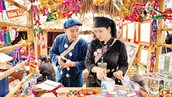 Di cư không chỉ là sự thay đổi sinh kế, văn hóa và chiến lược thích ứng của cộng đồng. Ảnh: NAM ANH