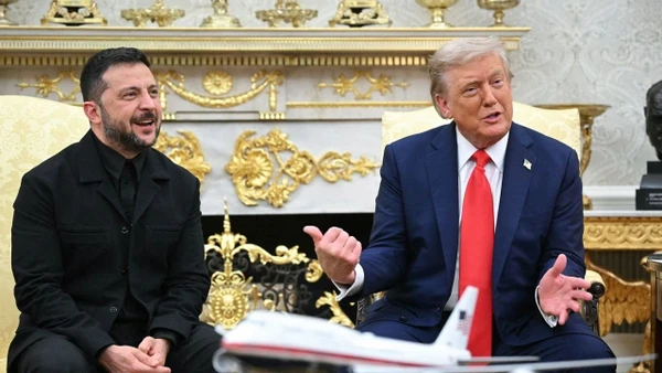 Tổng thống Mỹ D.Trump (bên phải) và người đồng cấp Ukraine Zelensky tại một cuộc gặp ở Nhà Trắng. Ảnh: THE ECONOMIST