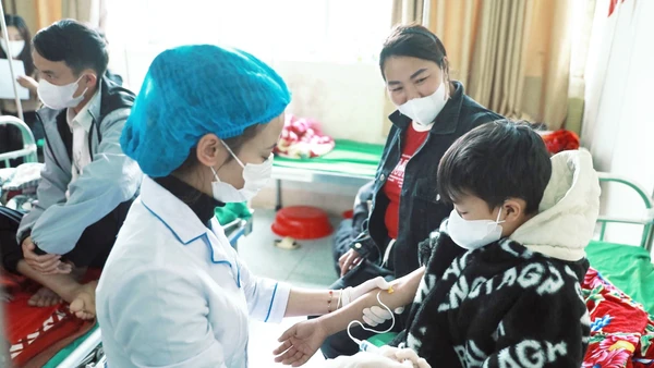 Khám bệnh cho học sinh và người dân xã biên giới Tuyên Quang. 